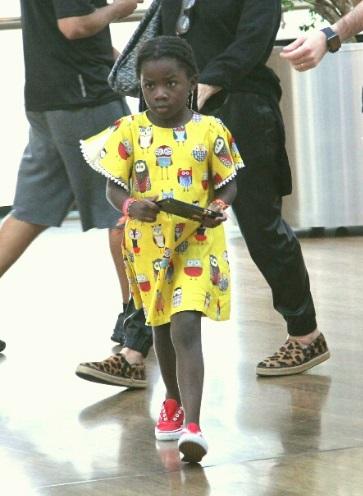 Sem os pais, Titi rouba a cena ao aparecer toda estilosa durante passeio no shopping com a avó