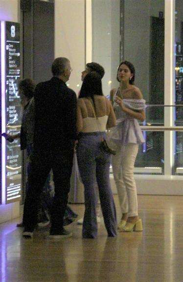 Bruna Marquezine com a família no shopping