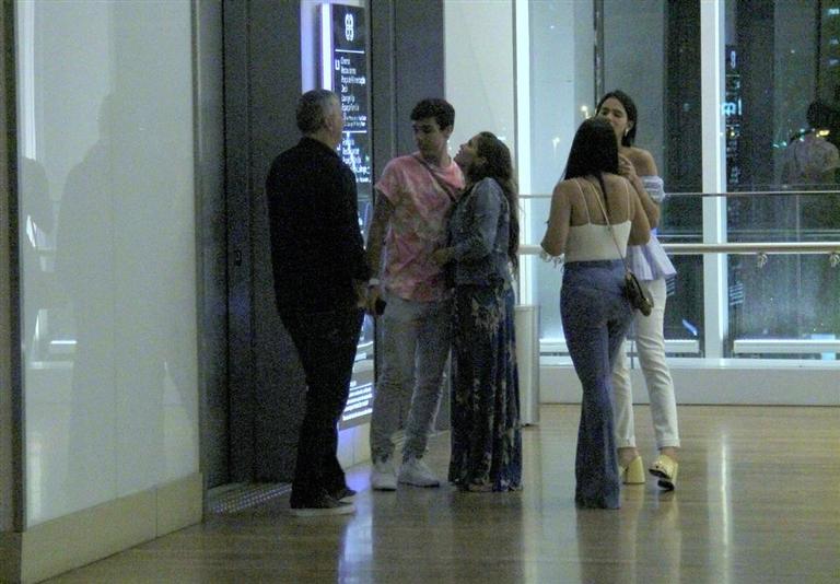 Bruna Marquezine com a família no shopping