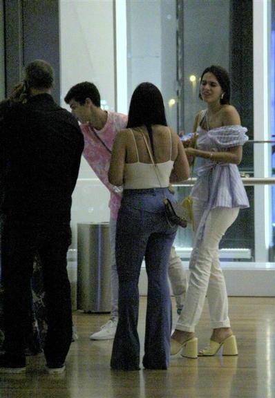 Bruna Marquezine com a família no shopping