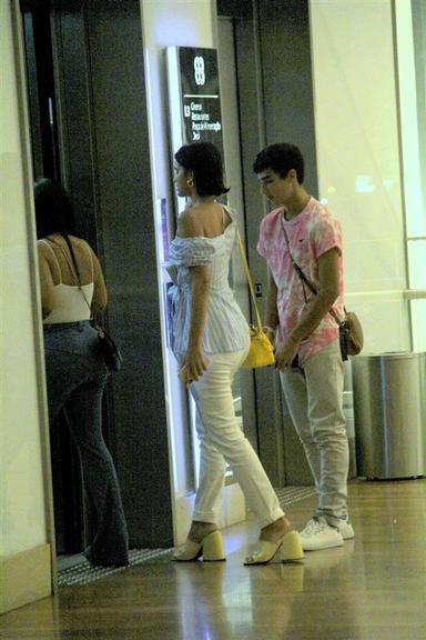 Bruna Marquezine com a família no shopping