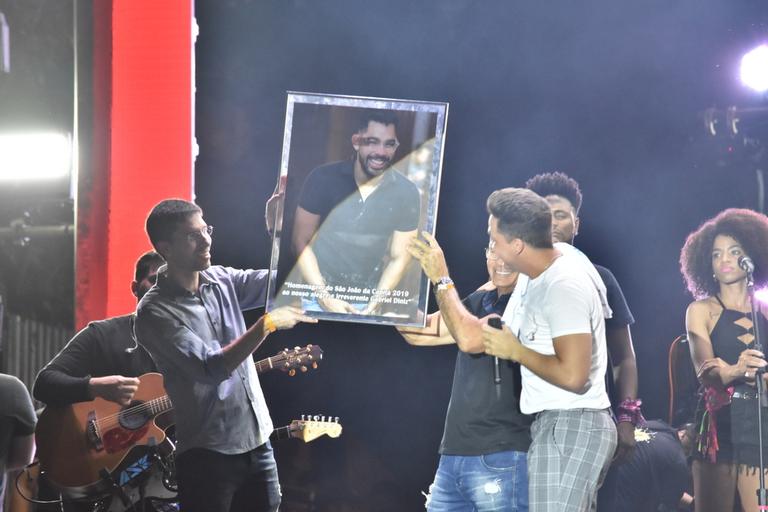 Safadão recebe pai de Gabriel Diniz em homenagem ao músico