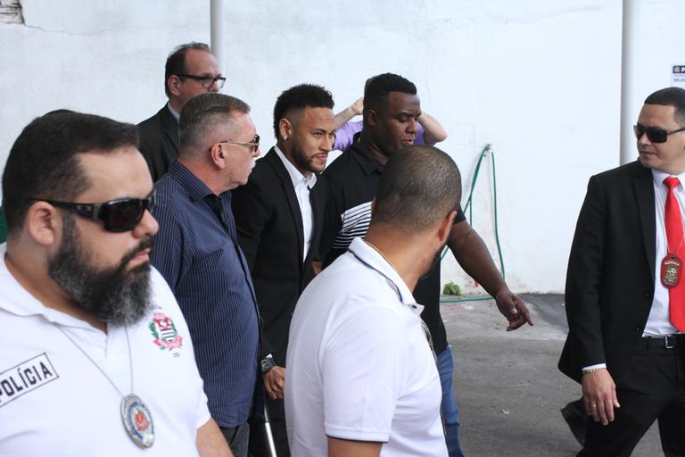 Neymar Jr. chega à delegacia para prestar depoimento 