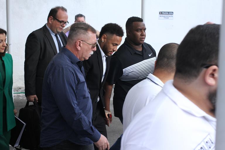 Neymar Jr. chega à delegacia para prestar depoimento 