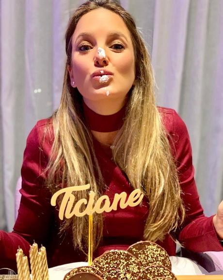 Ticiane Pinheiro comemora aniversário com festa surpresa