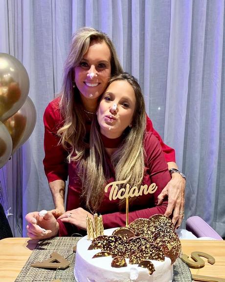 Ticiane Pinheiro comemora aniversário com festa surpresa