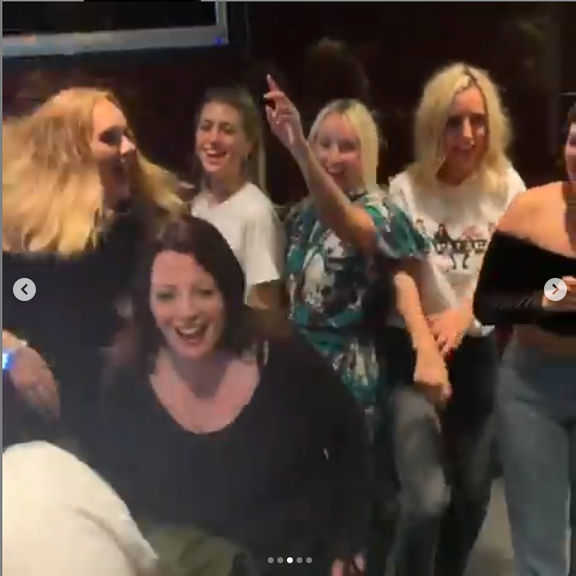 Adele aparece irreconhecível em show das Spice Girls e compartilha momentos únicos: 