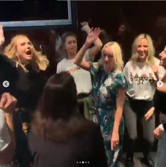 Adele aparece irreconhecível em show das Spice Girls e compartilha momentos únicos: 