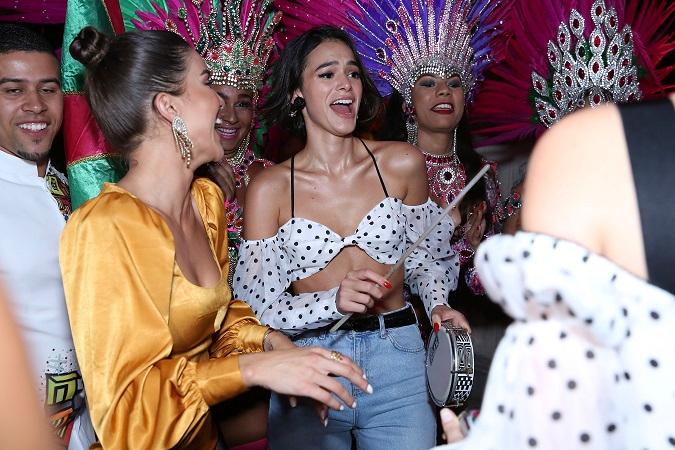 Bruna Marquezine prestigia festa no Rio de Janeiro