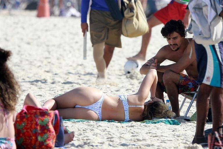 Bruno Montaleone na praia com uma amiga