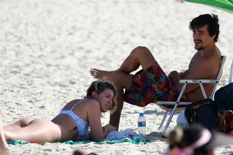 Bruno Montaleone na praia com uma amiga