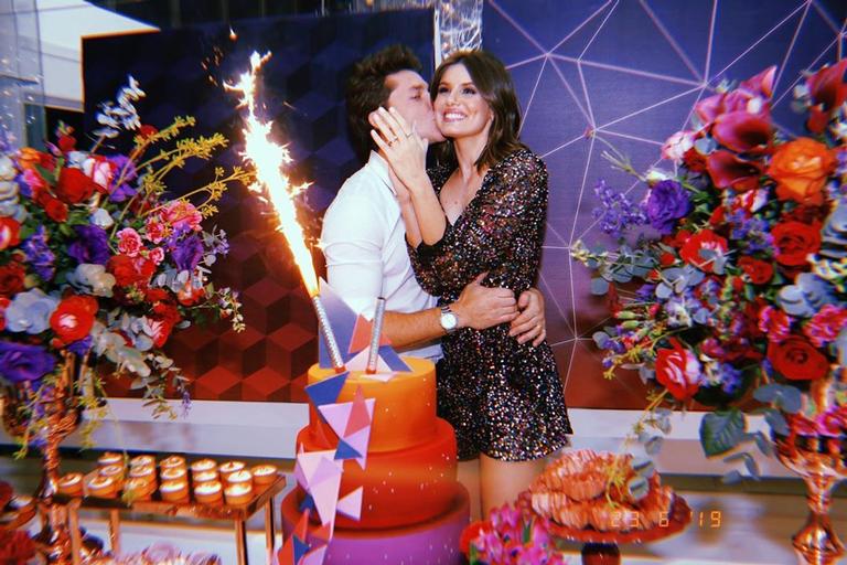 Camila Queiroz e Kebbler Toledo comemoram aniversário juntos com festão