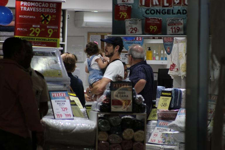 José Loreto é flagrado com a filha, Bella