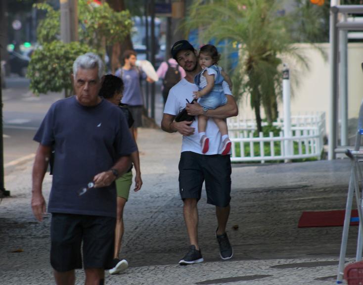 José Loreto é flagrado com a filha, Bella