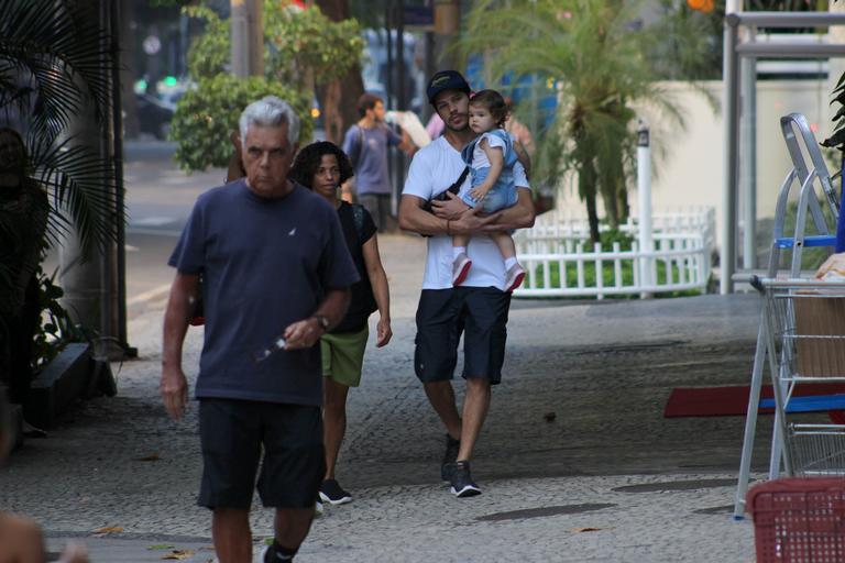 José Loreto é flagrado com a filha, Bella