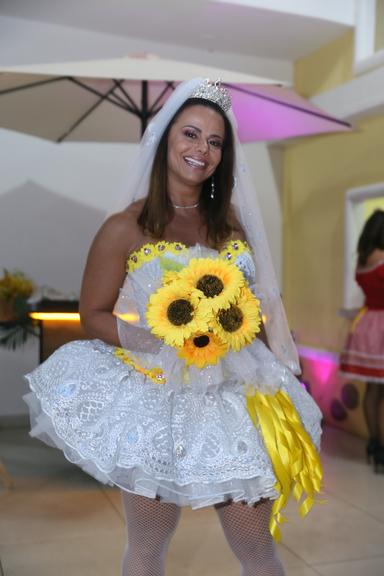 Viviane Araújo vestida de noiva em Festa Junina