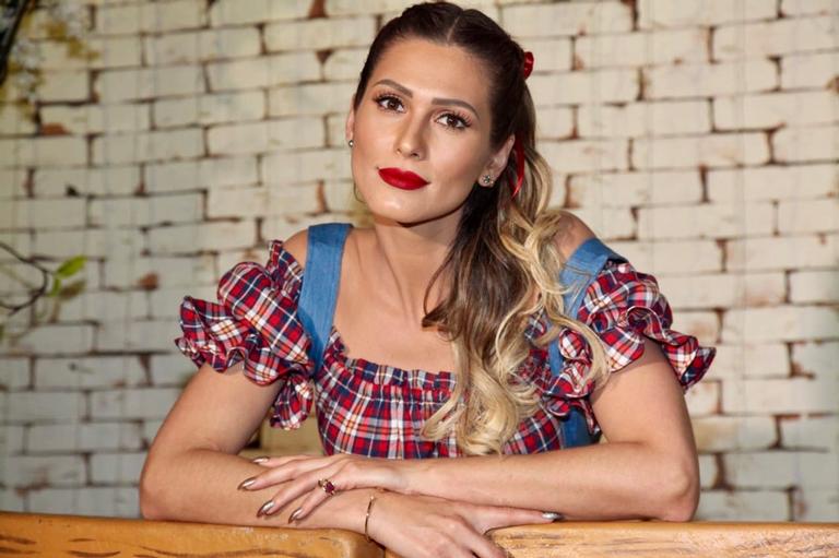 Lívia Andrade desce até o chão no seu aniversário de 36 anos