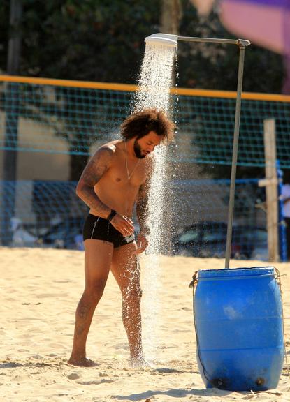 Marcelo Vieira Jr. exibe corpão em dia de praia no Rio