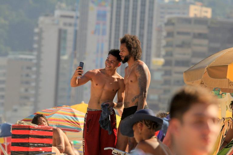 Marcelo Vieira Jr. exibe corpão em dia de praia no Rio