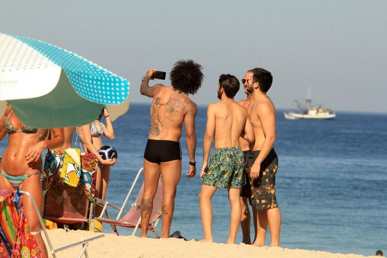 Marcelo Vieira Jr. exibe corpão em dia de praia no Rio