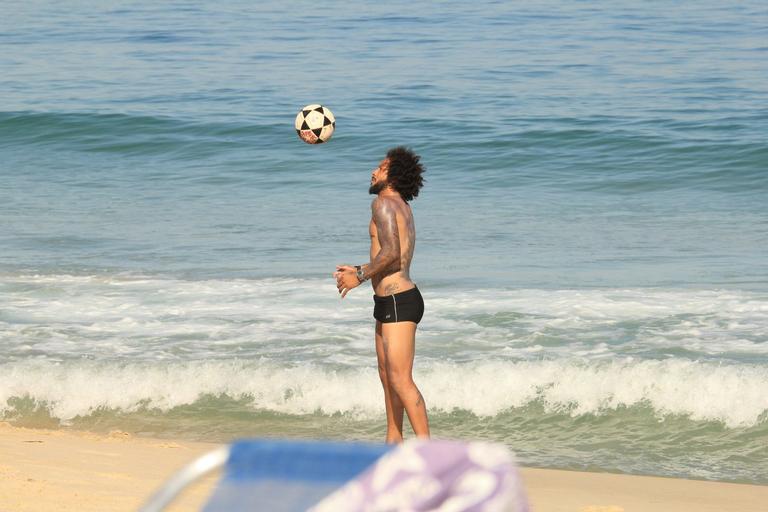 Marcelo Vieira Jr. exibe corpão em dia de praia no Rio