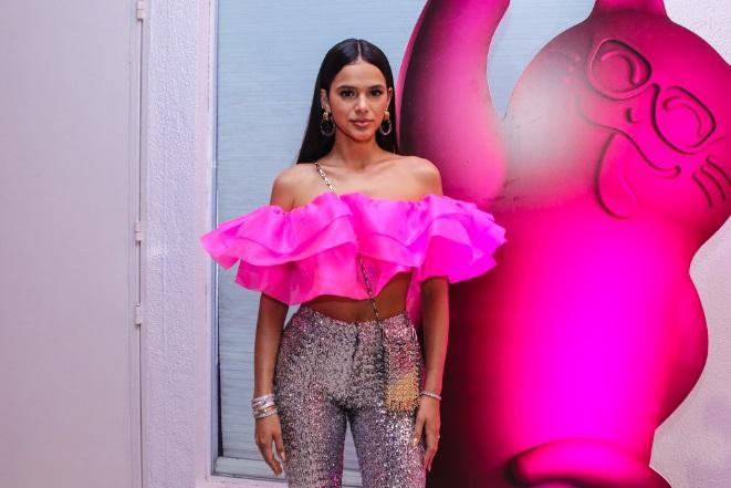 Bruna Marquezine aposta em três looks para premiação