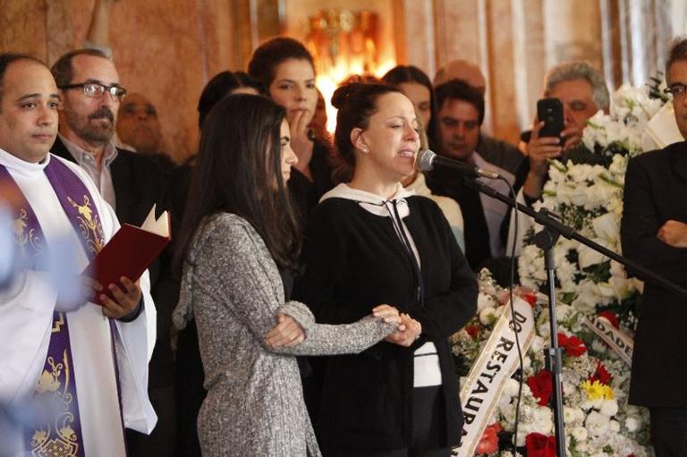 Familiares e famosos marcam presença e dão o último adeus a João Gilberto