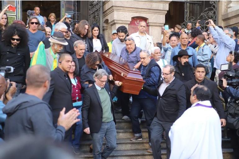 Familiares e famosos marcam presença e dão o último adeus a João Gilberto