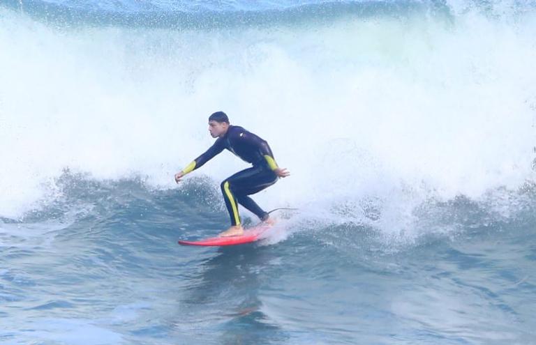 Na praia, Cauã Reymond exibe corpão em dia de surfe