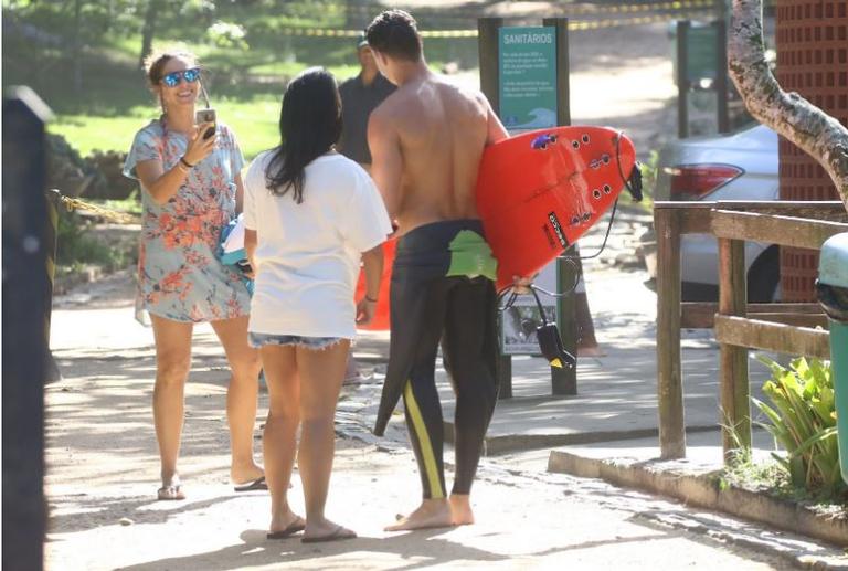 Na praia, Cauã Reymond exibe corpão em dia de surfe