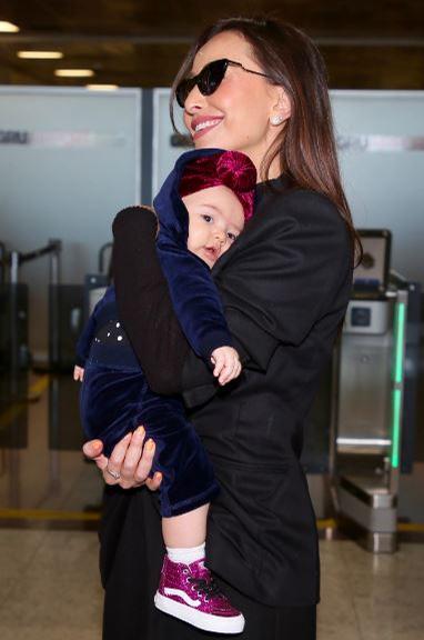 Com 7 meses, Zoe faz sua primeira viagem internacional e look fofíssimo rouba a cena no aeroporto