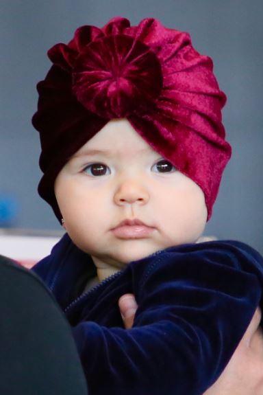 Com 7 meses, Zoe faz sua primeira viagem internacional e look fofíssimo rouba a cena no aeroporto