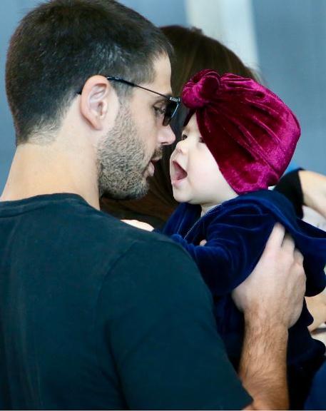 Com 7 meses, Zoe faz sua primeira viagem internacional e look fofíssimo rouba a cena no aeroporto