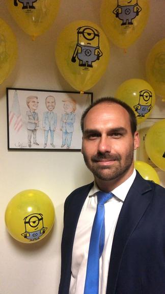 Eduardo Bolsonaro ganha festa com o tema 'Minions'