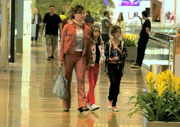 Giovanna Antonelli faz rara aparição com as filhas gêmeas em shopping no Rio