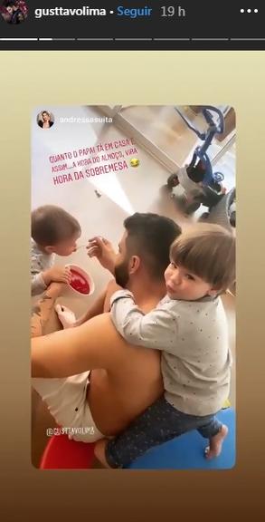 Gusttavo Lima toca piano com o filho Samuel, de 11 meses