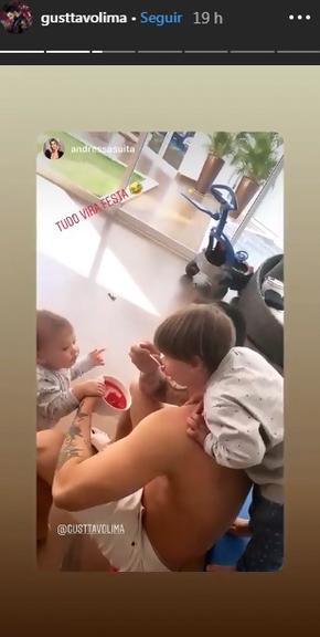 Gusttavo Lima toca piano com o filho Samuel, de 11 meses