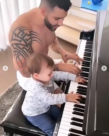 Gusttavo Lima toca piano com o filho Samuel, de 11 meses