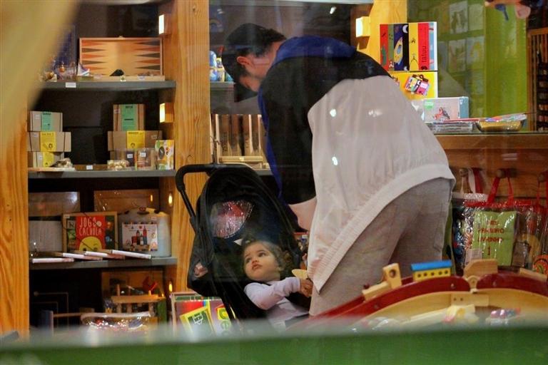 José Loreto com a filha no shopping