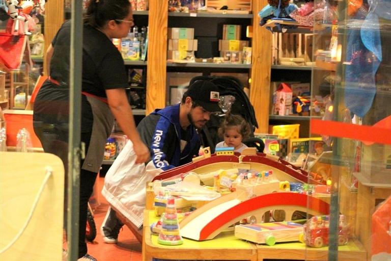 José Loreto com a filha no shopping