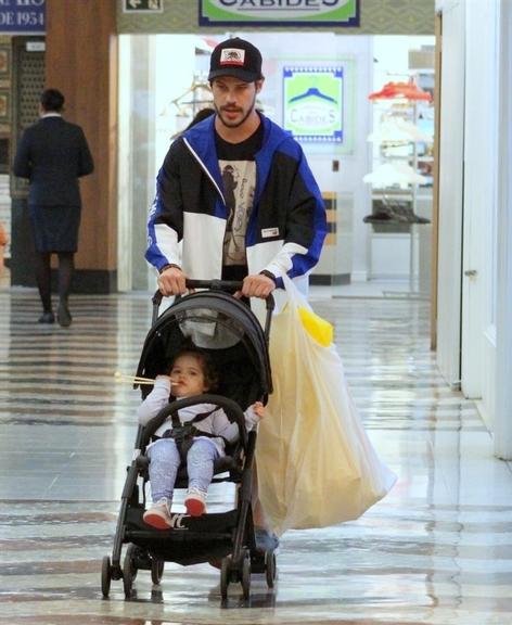 José Loreto com a filha no shopping