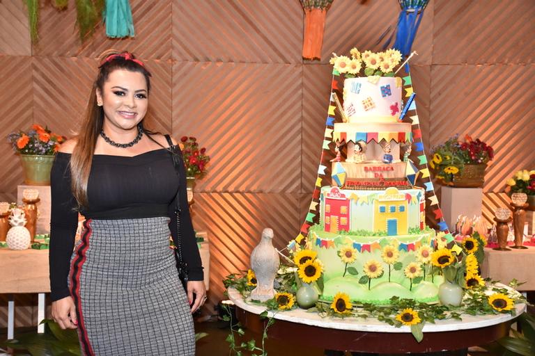 Márcia Felipe ganha carrão importado em festa surpresa