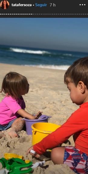 Na praia, Michel Teló se diverte brincando com os filhos 