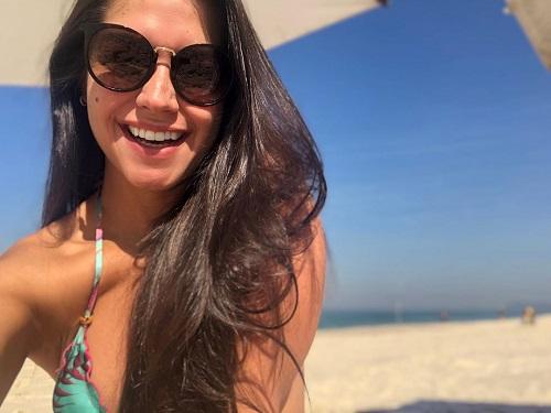 Thais Fersoza na praia com a família