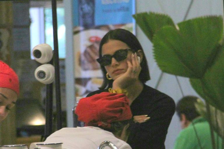 Bruna Marquezine passeando no shopping