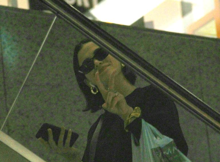 Bruna Marquezine passeando no shopping