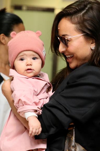 Sabrina, Duda e Zoe desembarcam no Brasil