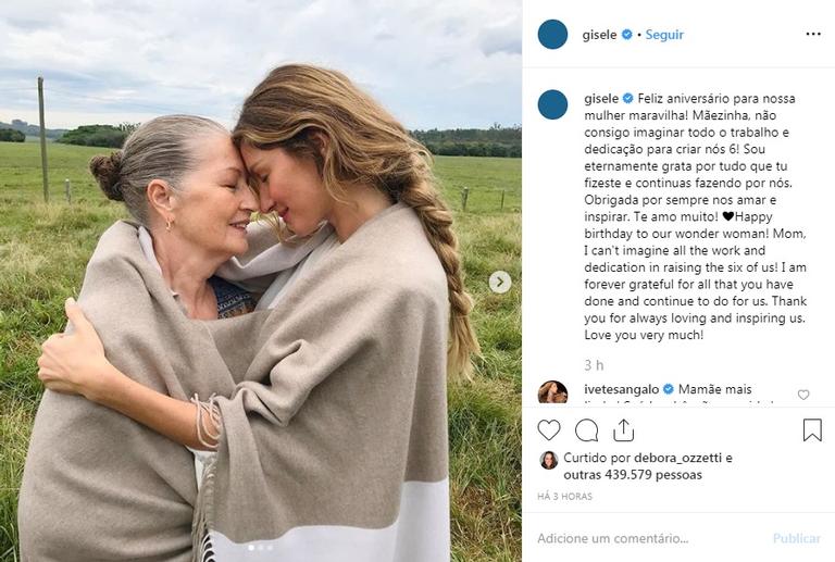 Gisele Bündchen posa com a mãe e semelhança impressiona