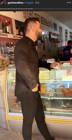 Gusttavo Lima toma café da manhã em lanchonete simples