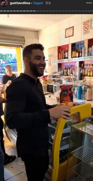 Gusttavo Lima toma café da manhã em lanchonete simples